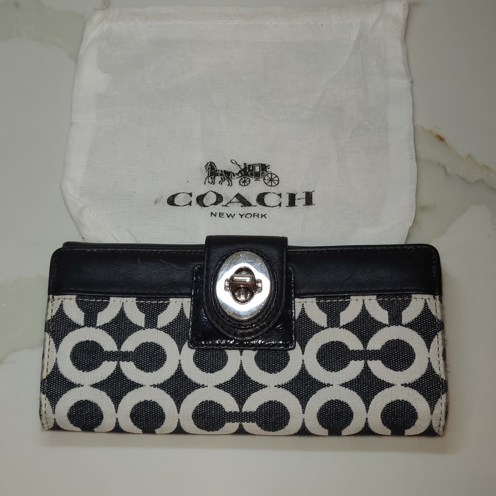 Coach Turnlock Black and White Women's Wallet EUC